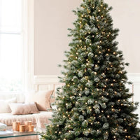 Árboles de Navidad artificiales cubiertos de nieve de Alsacia