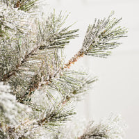 Árboles de Navidad artificiales cubiertos de nieve de Alsacia